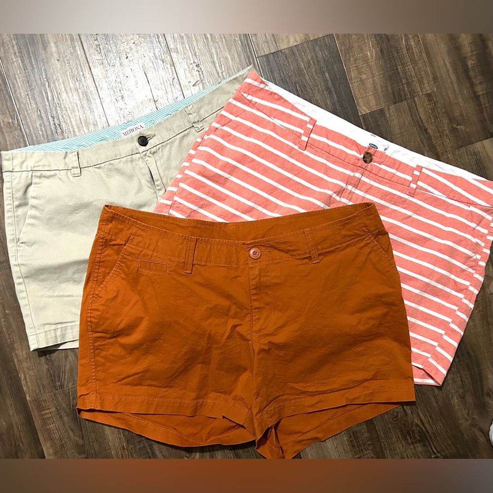 ♥️Shorts Bundle♥️ (women) 2 Old Navy and 1 khaki Merona all size 16